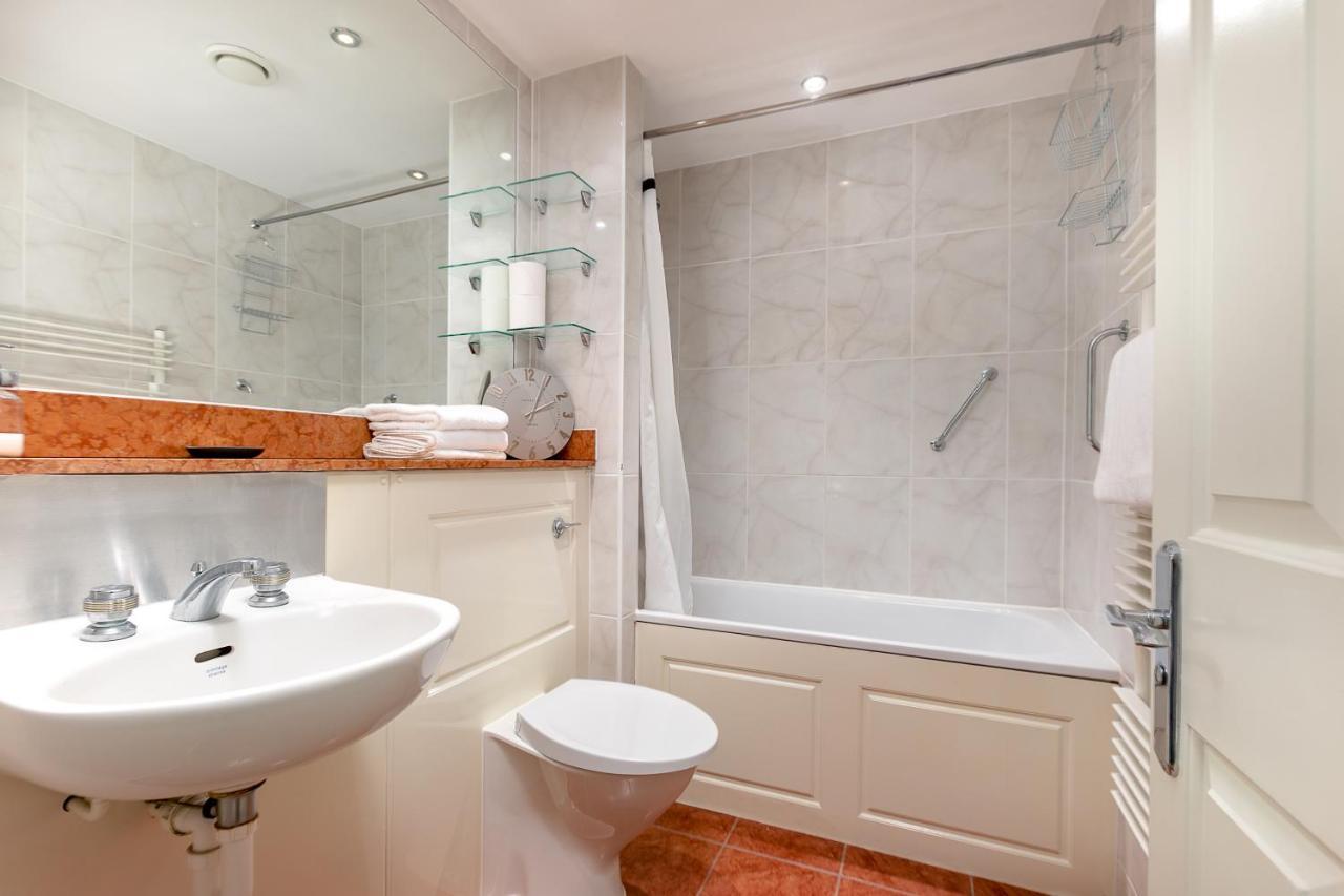 Point West Apartments لندن المظهر الخارجي الصورة