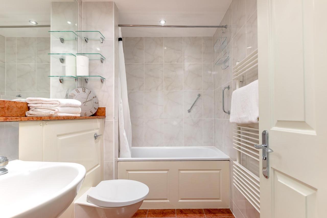 Point West Apartments لندن المظهر الخارجي الصورة