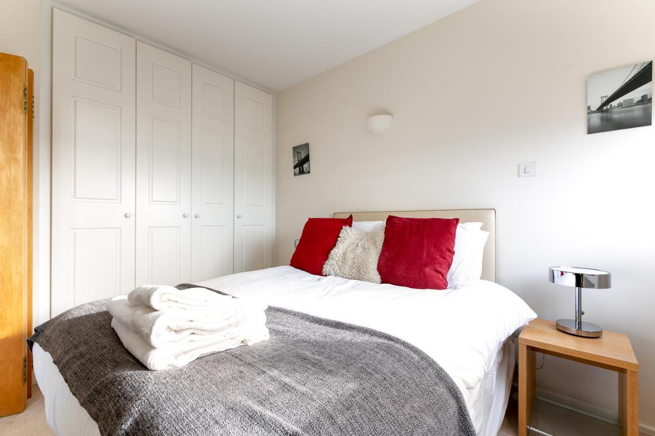 Point West Apartments لندن المظهر الخارجي الصورة
