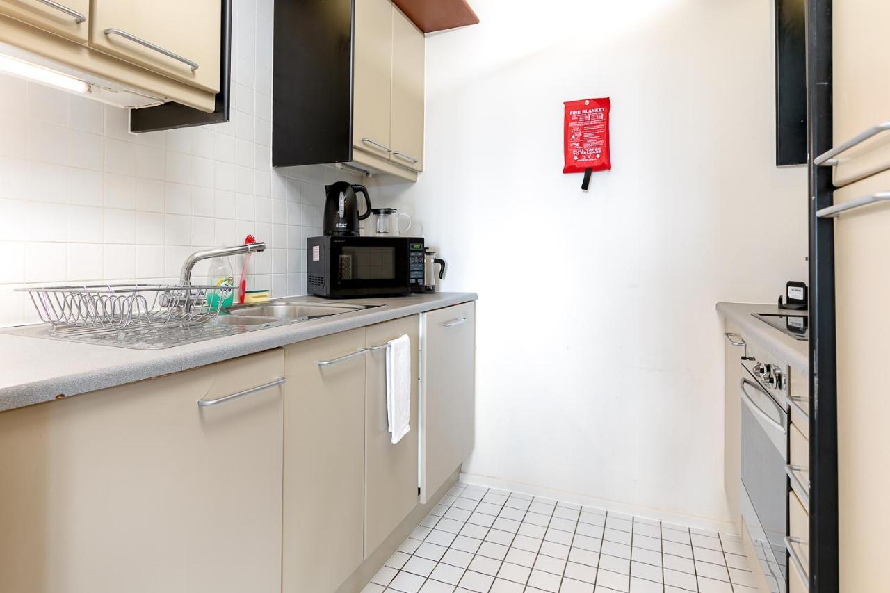 Point West Apartments لندن المظهر الخارجي الصورة