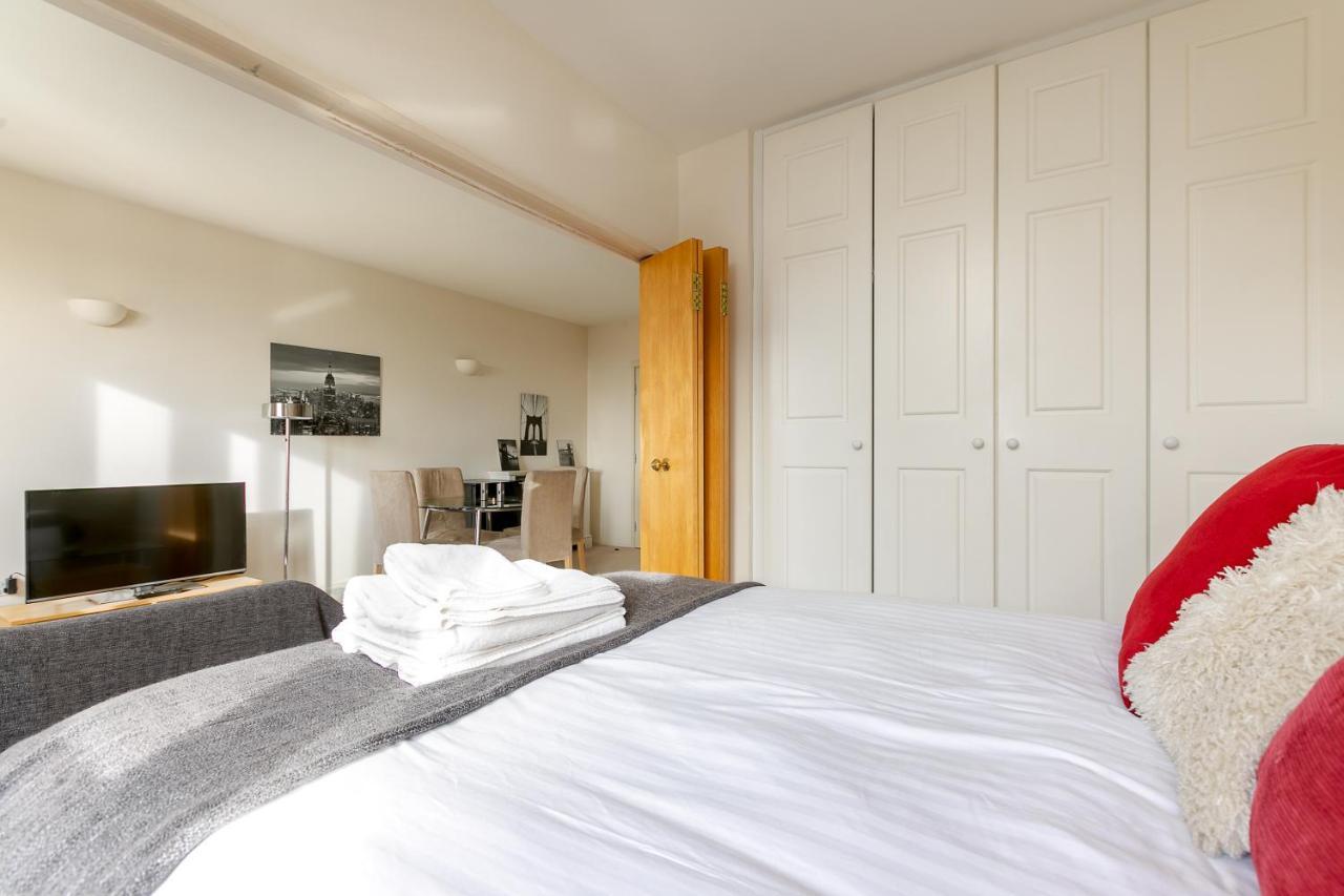 Point West Apartments لندن المظهر الخارجي الصورة